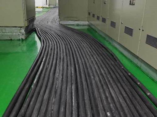 江口如何根据理论计算公式计算温度对特定电压测量结果的影响？